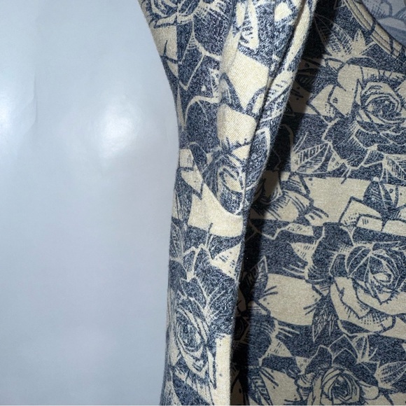 LuLaRoae Short Sleeve Tunic Top Floral Print Size Medium Whimsygoth - Picture 4 of 7